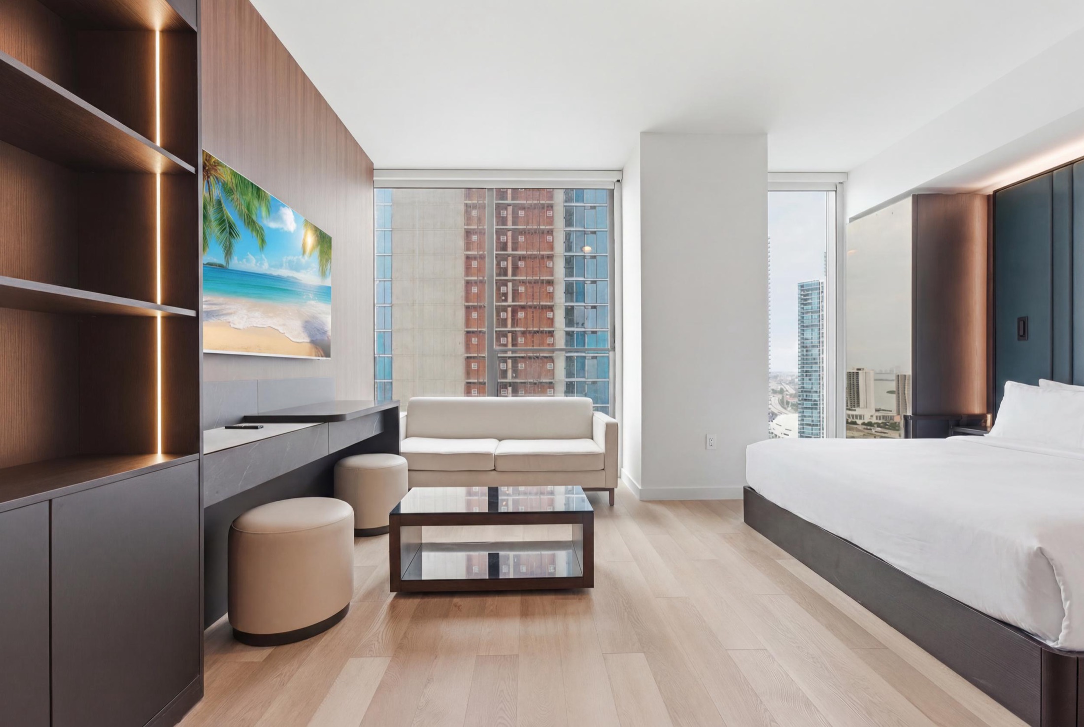 Bayfront Suite with adjoining lounge