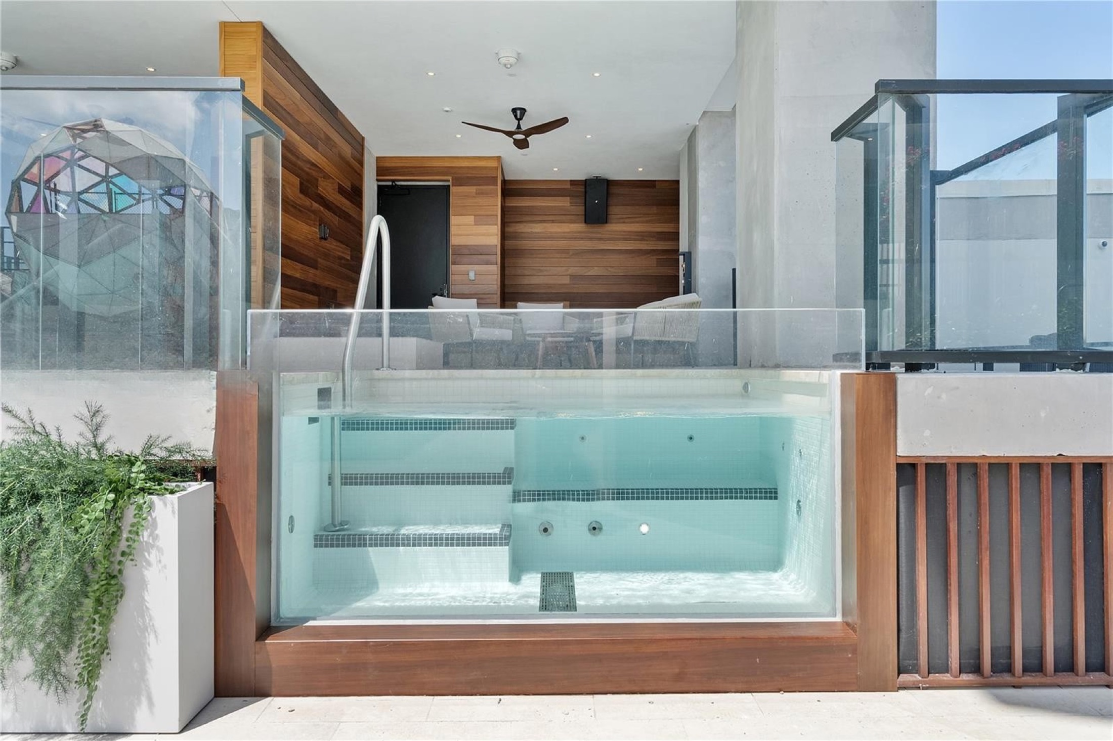 Residence 2412A spa and plunge pool